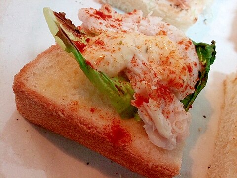 タルタルで　サラダ菜とサラダチキンのミニトースト